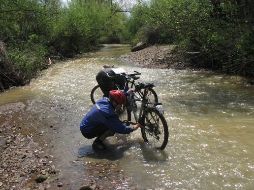 Чистим велосипеды в речке